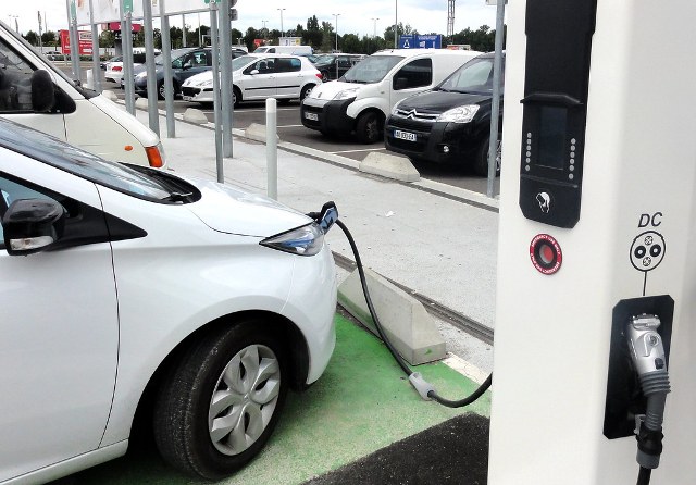 Comment réserver une voiture électrique de location en France