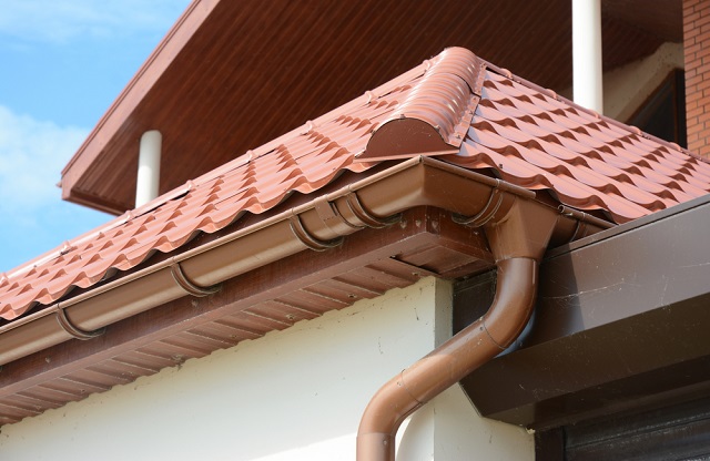 Habiller son avant-toit avec une planche de rive