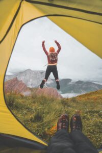 une personne sautant en l'air depuis une tente