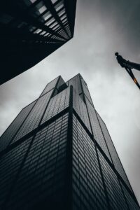 photographie en contre-plongée d'un immeuble de grande hauteur
