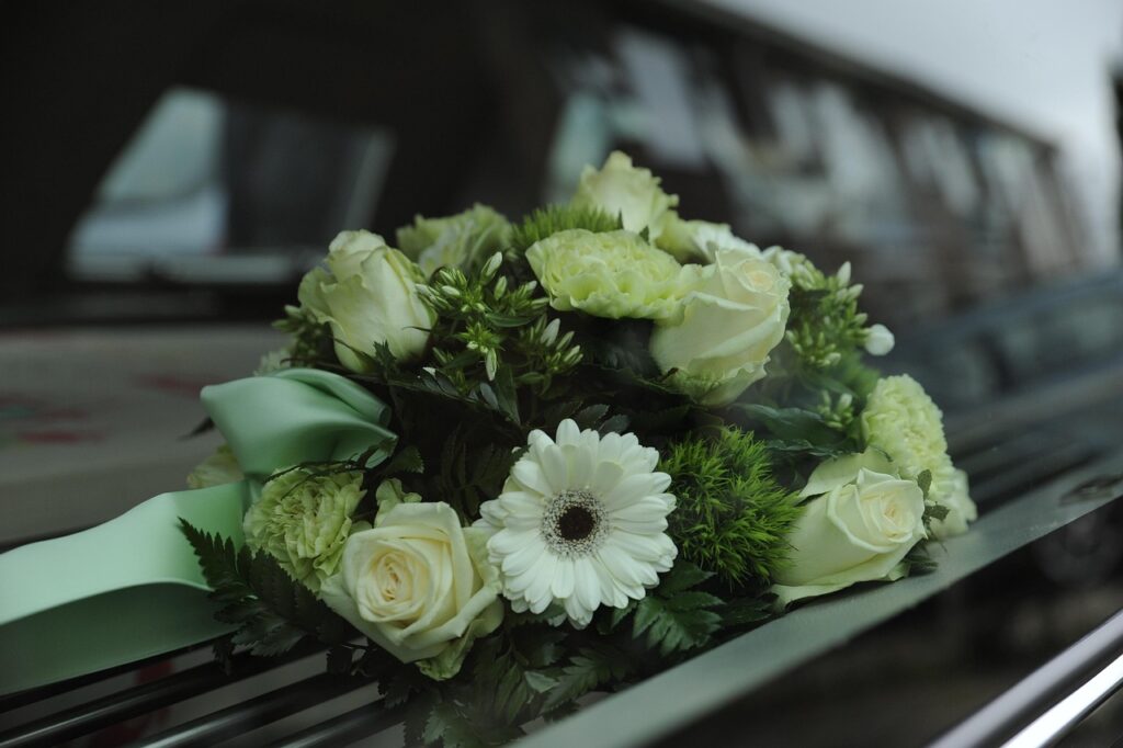 bouquet de fleurs sur cercueil