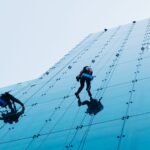 Nettoyage de vitre sur un batiment.