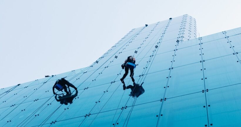 Nettoyage de vitre sur un batiment.