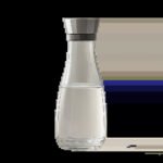 Une carafe d’eau au design minimaliste mise en scène dans un intérieur moderne et lumineux. L’image évoque la simplicité, l’accessibilité et l’hydratation quotidienne sans contrainte.