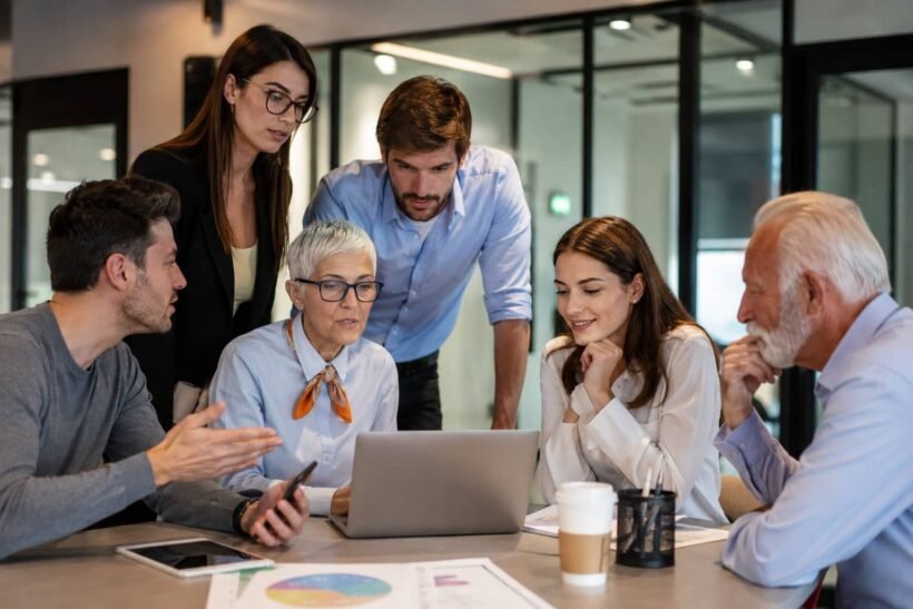 Formation avec personnes différents âges.