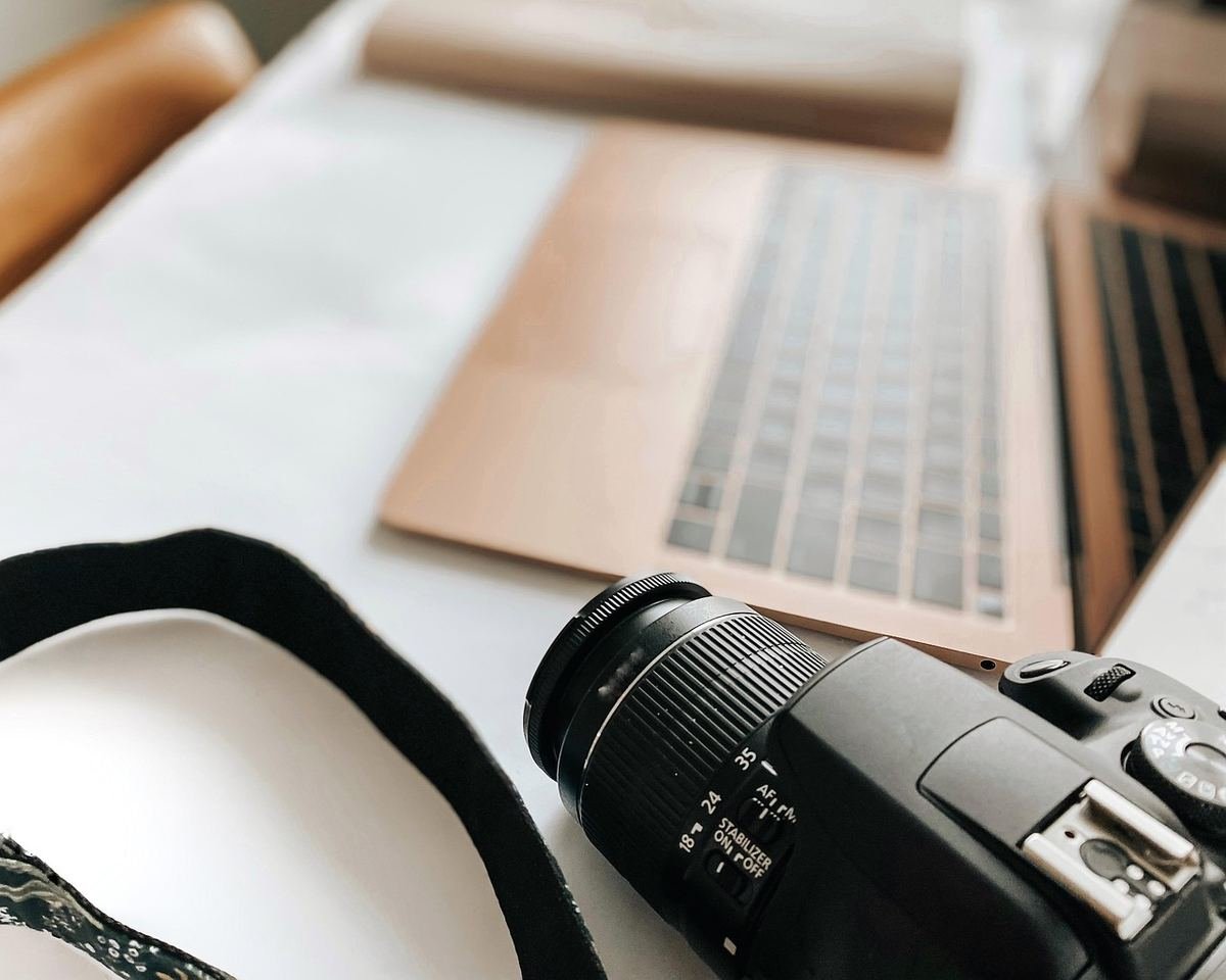 Appareil photo et ordinateur portable sur une table blanche Appareil photo et ordinateur portable sur une table blanche