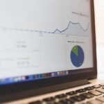 Graphiques et diagrammes sur un écran d'ordinateur avec clavier