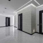 Intérieur moderne avec plafond tendu blanc et éclairage LED intégré à Toulouse