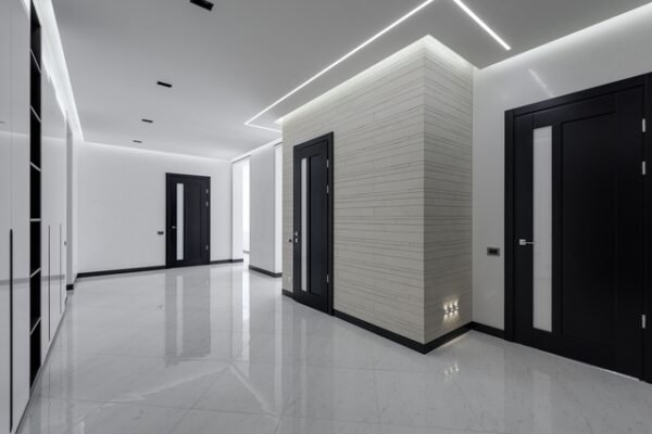 Intérieur moderne avec plafond tendu blanc et éclairage LED intégré à Toulouse