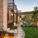 Terrasse et plage de piscine d'une villa moderne, revêtement extérieur en moquette de pierre