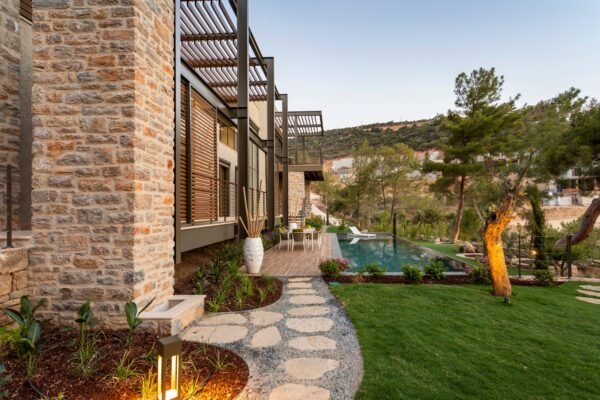Terrasse et plage de piscine d'une villa moderne, revêtement extérieur en moquette de pierre
