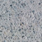 Béton lavé sous la pluie : pourquoi les granulats se déchaussent
