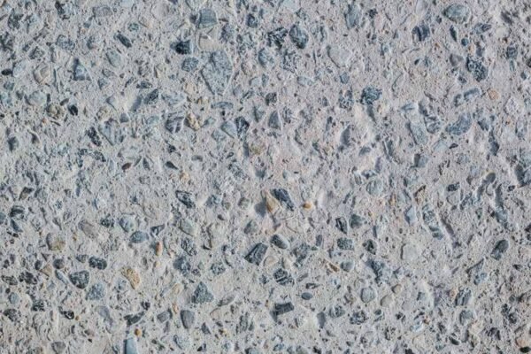 Béton lavé sous la pluie : pourquoi les granulats se déchaussent