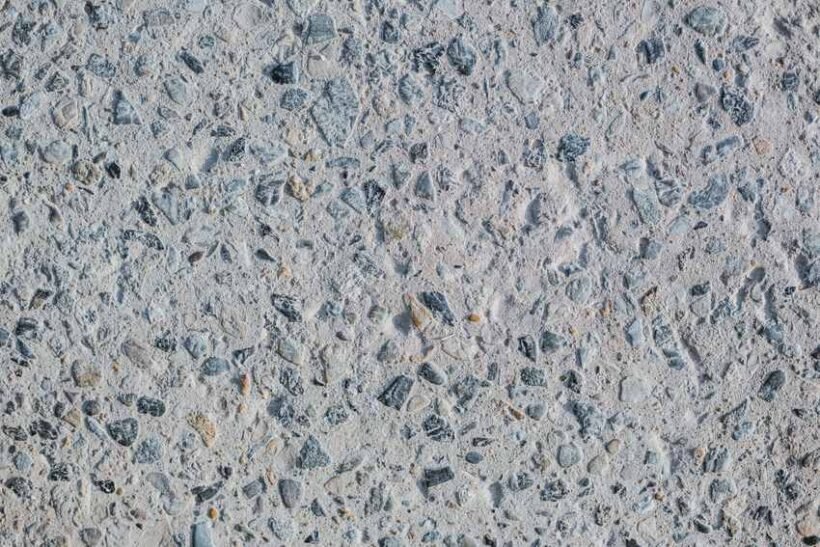 Béton lavé sous la pluie : pourquoi les granulats se déchaussent