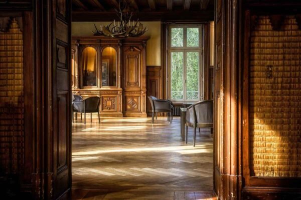 Intérieur d'une salle de bibliothèque avec meubles en bois et lumière