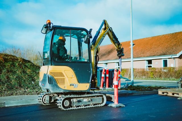 Minipelle en action sur un chantier de terrassement avec son opérateur