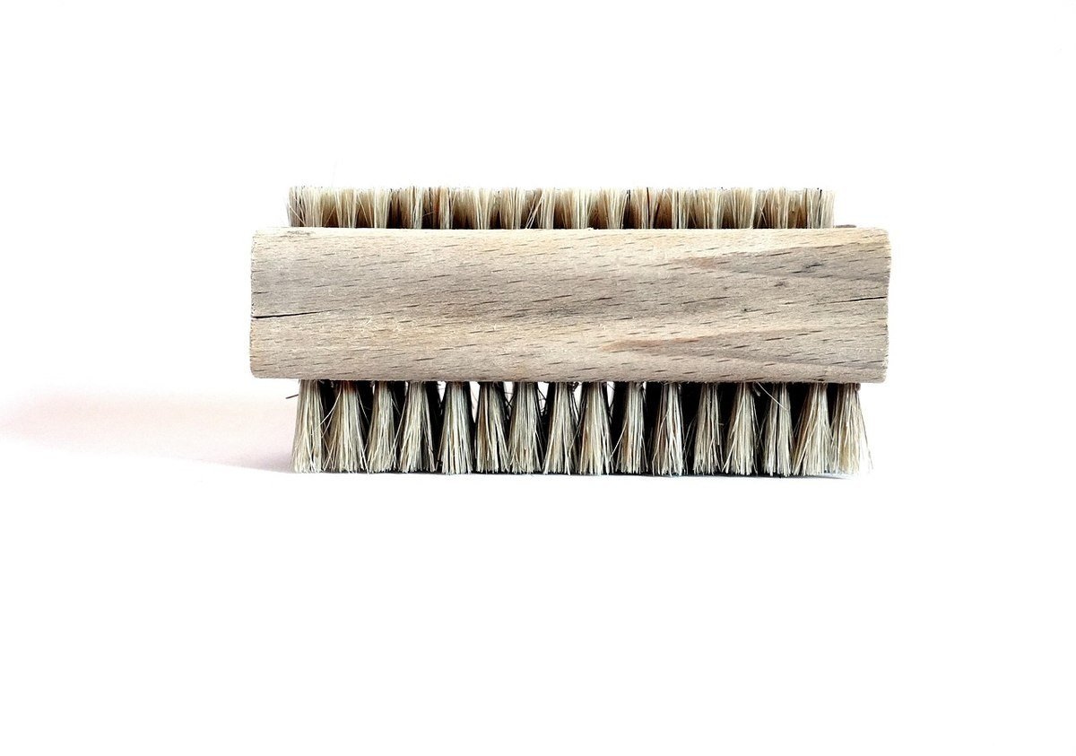 Brosses en bois disposées horizontalement sur un fond blanc
