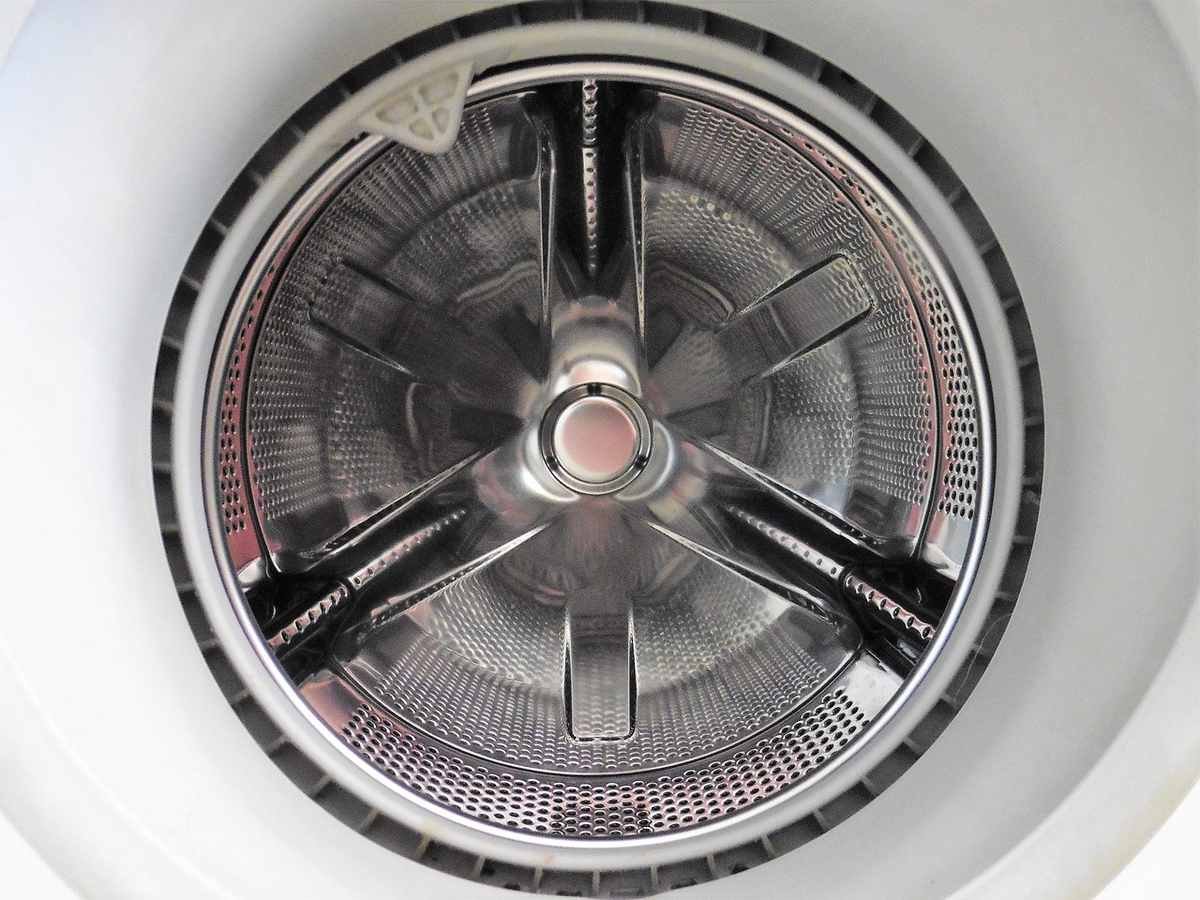 Tambour en acier inoxydable avec ailettes ouvert dans une machine à laver