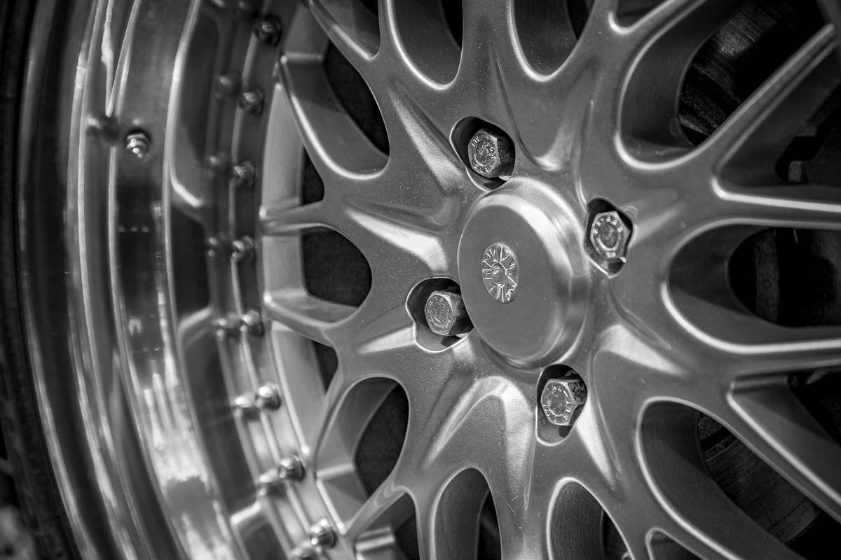 Roues en alliage métallique avec écrous et jante centrale